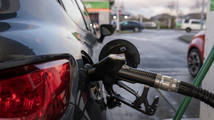Prezzo benzina di nuovo alle stelle: cosa succede ora