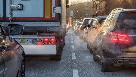 Stop alle auto a benzina: l’Italia fa la voce grossa