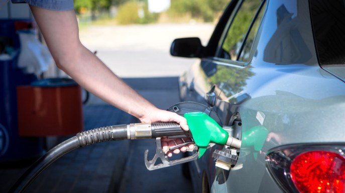 I prezzi del carburante scendono ancora: non cessa la speranza