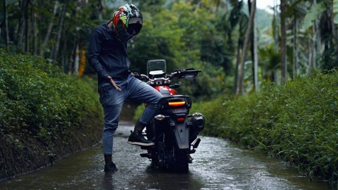 “Guidare sulle uova”: quando la pioggia sorprende il motociclista