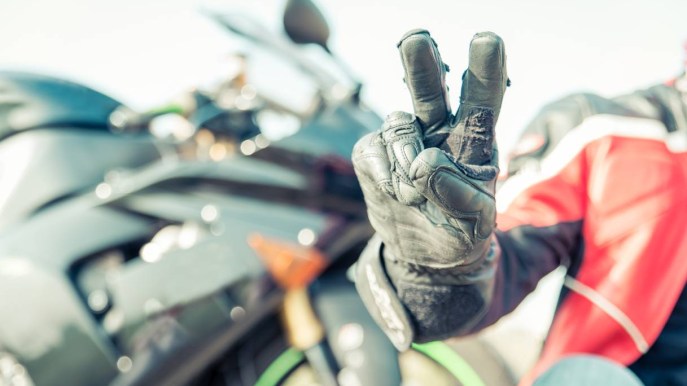 La tradizione del saluto tra motociclisti: un codice inimitabile