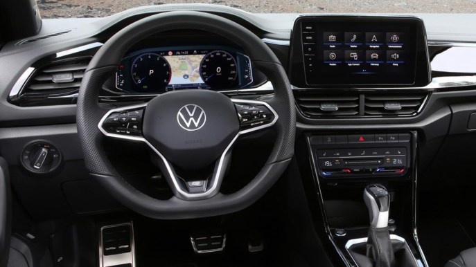 Volkswagen fa retromarcia e torna ai tasti fisici sul volante