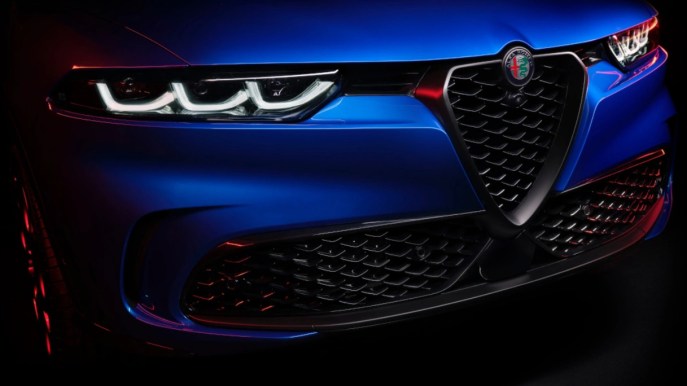 Anche Alfa Romeo cede all’elettrico: arriva la prima auto