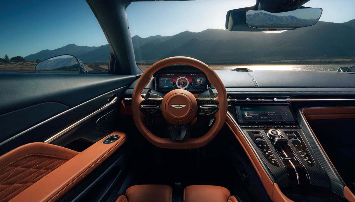 L'abitacolo elegante e spazioso della nuova Aston Martin DB12