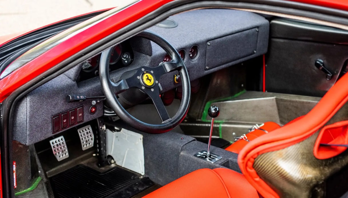 Gli interni della Ferrari F40 di Alain Prost